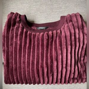 Simply Vera Wang plum velvet material women's sweater. Size S. GUC.